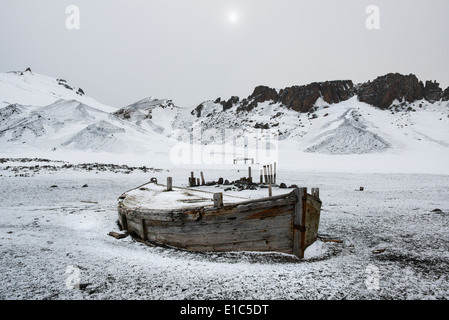 Una barca di legno scafo spiaggiata sull isola Deception, un ex stazione baleniera. Foto Stock