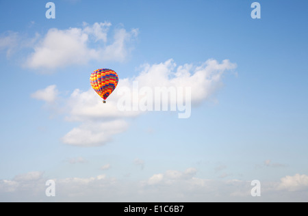 In mongolfiera ad aria calda contro il cielo blu Foto Stock