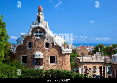 Vista dal Parco Guell, Barcellona, Spagna, Europa con edifici di Gaudi Foto Stock