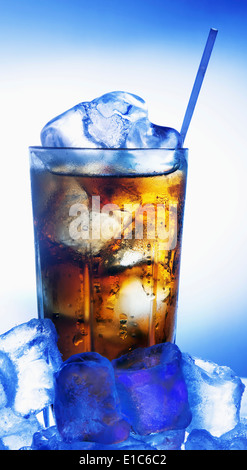 Fresche, fresco bicchiere di coca cola con ghiaccio Foto Stock