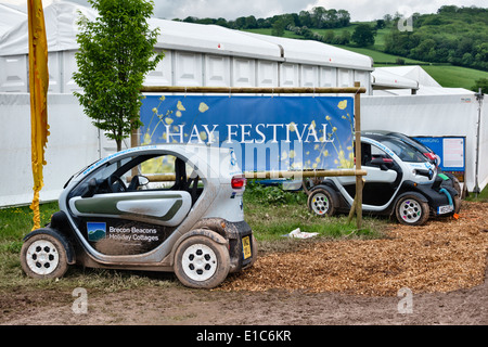 La Renault Twizy auto elettriche disponibili a noleggio attraverso l'Eco Travel Network al 2014 Hay Festival di letteratura Foto Stock