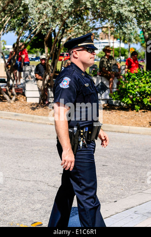Funzionario di polizia in servizio nel centro di Sarasota FL su una calda giornata di sprint Foto Stock