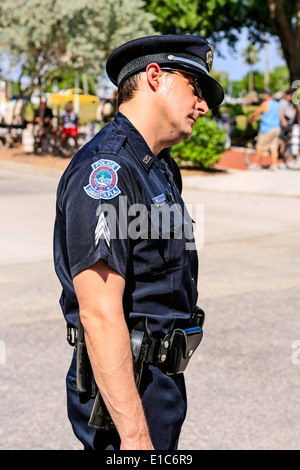 Funzionario di polizia in servizio nel centro di Sarasota FL su una calda giornata di sprint Foto Stock