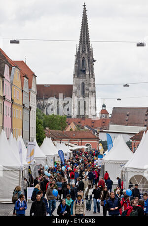 Regensburg, Germania. Il 30 maggio 2014. Numerosi visitatori passeggiare durante il giorno i cattolici a Regensburg, Germania, 30 maggio 2014. I cattolici giornata prosegue fino al 01 giugno in Regensburg. Foto: Daniel Karmann/dpa/Alamy Live News Foto Stock