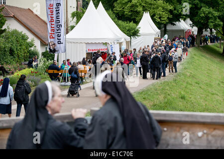 Regensburg, Germania. Il 30 maggio 2014. Due monache guardare i numerosi visitatori durante la Giornata dei cattolici in Regensburg, Germania, 30 maggio 2014. I cattolici giornata prosegue fino al 01 giugno in Regensburg. Foto: Daniel Karmann/dpa/Alamy Live News Foto Stock