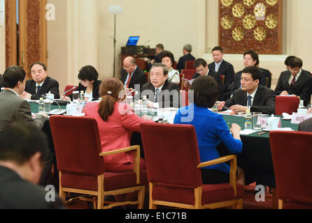 (140530) -- Pechino, 30 maggio 2014 (Xinhua) -- Chinese Vice Premier Ma Kai (3 L) partecipa a una riunione con gli esperti stranieri che vengono per partecipare a un seminario sulla tecnologia e ingegneria tra la Cina e gli Stati Uniti , a Pechino Capitale della Cina, 30 maggio 2014. (Xinhua/Liu Jiansheng) (ZC) Foto Stock