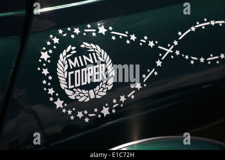 Mini Cooper logo sul lato del mini auto Foto Stock