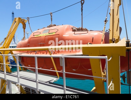 Big Red in barca di salvataggio appesa sulla nave passeggeri Foto Stock