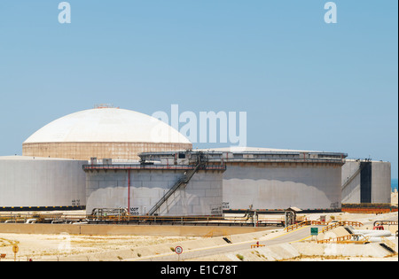 Gruppo di grandi serbatoi di carburante. Ras Tanura terminale petrolifero, Arabia Saudita Foto Stock