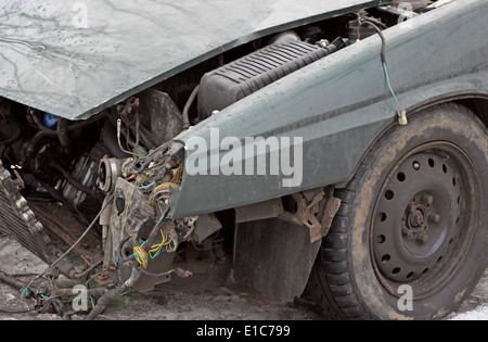 Primo piano del fracassato auto dopo incidente di automobile Foto Stock