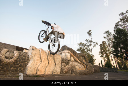 Un uomo in sella alla sua moto facendo prova al parco di Chapultepec a Città del Messico. Foto Stock