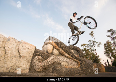 Un uomo in sella alla sua moto facendo prova al parco di Chapultepec a Città del Messico. Foto Stock