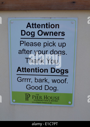 Segno chiedendo i proprietari di cani di pick up dopo i loro cani e una sezione per i cani, Condino, Devon, Regno Unito Foto Stock