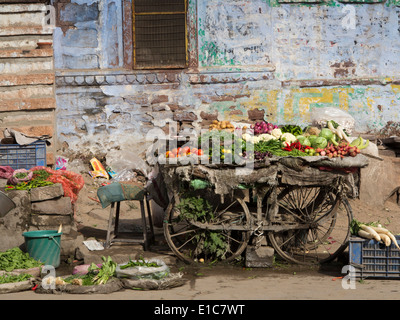 India Rajasthan, Jodhpur, Brahmpuri, antigienici strada la frutta e la verdura in stallo Foto Stock