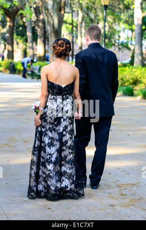 Gli studenti delle scuole superiori vestito per la notte di promenade nel Parco Forseyth Savannah GA Foto Stock