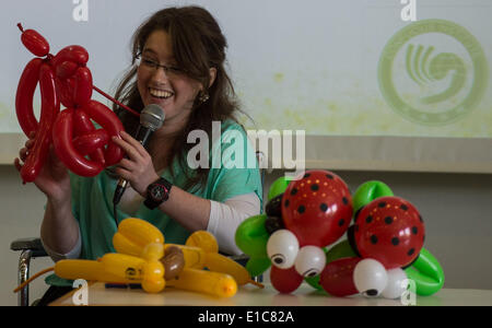 Tel Aviv, Israele. Il 30 maggio 2014. Uno studente della Hebrew University di Gerusalemme mostra il suo lavoro a palloncino "felicità" nel XIII Bridge-Chinese cinese Proficiency concorrenza estera per gli studenti universitari in Israele a Tel Aviv University di Tel Aviv, Israele, il 30 maggio 2014. Il concorso ha visto la partecipazione di sette studenti da Tel Aviv University, l'Università Ebraica di Gerusalemme e Università di Haifa e Miri Shlimak ha conquistato il primo posto il venerdì. © Li Rui/Xinhua/Alamy Live News Foto Stock