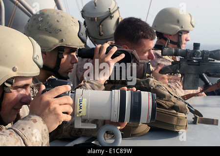 Stati Uniti Marine Corps cecchini fornire la copertura e l'osservazione durante un fermo e sequestro operazione nel Golfo di Aden sett. 9, 20 Foto Stock