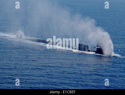 La Ohio-class guidato-missile submarine USS Georgia (SSGN 729) sommerge dopo una visita porta a Napoli, Italia, Agosto 22, 2009. Ge Foto Stock