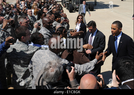 Barack Obama presidente degli Stati Uniti saluta i membri del servizio sulla linea di volo di Langley Air Force Base, Virginia, 9 maggio 2010. Obama è in Foto Stock