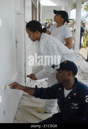 Stati Uniti I marinai da assalto anfibio nave USS Bonhomme Richard (LHD 6) pittura una scuola media durante un servizio comunitario pro Foto Stock