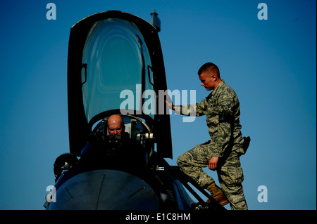 Stati Uniti Air Force Senior Airman Aleksandr Dolgikh, destra, conduce controlli preflight su di un F-16 aggressore aeromobili con Lt. Col. Un Foto Stock