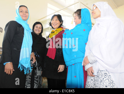 Ching Eikenberry, moglie di U.S. Ambasciatore in Afghanistan, Karl Eikenberry, è dato un scialle decorato e una collana handma Foto Stock