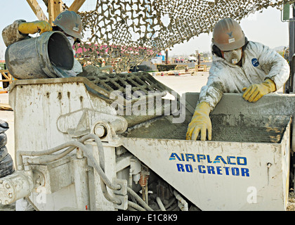 Stati Uniti I marinai cemento di miscela durante la ricostruzione del molo a Port-au-Prince, Haiti, 7 marzo 2010. I marinai sono da Naval C Mobile Foto Stock