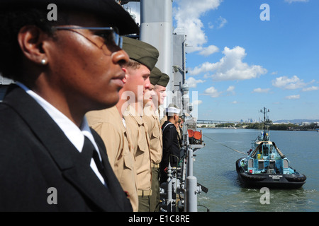 Velisti assegnati al distribuita amphibious dock landing ship USS Germantown e Marines del trentunesimo Marine Expeditiona Foto Stock