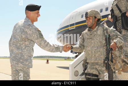 Stati Uniti Esercito Brig. Gen. Stephen Townsend, il vice comandante generale delle operazioni per la 101ª Divisione aviotrasportata, saluta Spc. Foto Stock