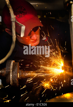 Stati Uniti Navy scafo tecnico di manutenzione 2a classe Joshua Hays sostituisce un bullone su un serbatoio di aerazione a bordo del missile frigate US Foto Stock