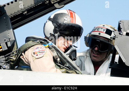 Stati Uniti Navy Lt. La Cmdr. Bill Fallon, da Strike Fighter Squadron 41, mutandine Air Force Brig. Gen. Mark Graper prima del suo decollo Foto Stock