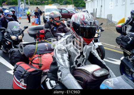 Douglas, Isola di Man Il 30 maggio 2014. Gli appassionati di motociclismo che arrivano per la 2014 TT. Il festival comprende una settimana di eventi qualificanti seguita da una settimana di corsa chiuso su strade pubbliche. Credito: Daisy Corlett/Alamy Live News Foto Stock