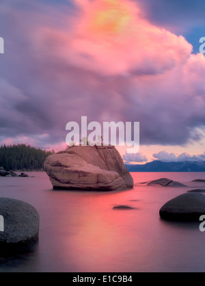 Nuvole al tramonto e massi di granito sul lato est di Lake Tahoe, Nevada Foto Stock