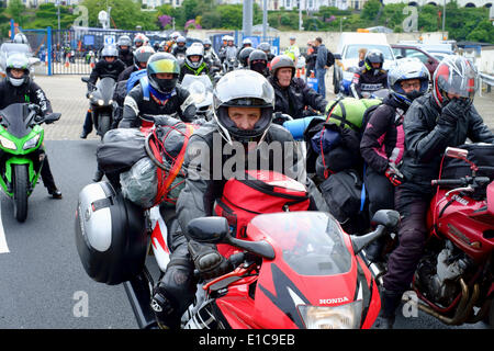 Douglas, Isola di Man Il 30 maggio 2014. Gli appassionati di motociclismo che arrivano per la 2014 TT. Il festival comprende una settimana di eventi qualificanti seguita da una settimana di corsa chiuso su strade pubbliche. Credito: Daisy Corlett/Alamy Live News Foto Stock