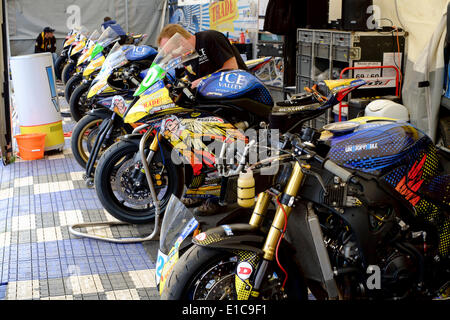 Douglas, Isola di Man Il 30 maggio 2014. La Valle di ghiaccio Motorsave del team bike all'IOM TT. Il festival comprende una settimana di eventi qualificanti seguita da una settimana di corsa chiuso su strade pubbliche. Credito: Daisy Corlett/Alamy Live News Foto Stock