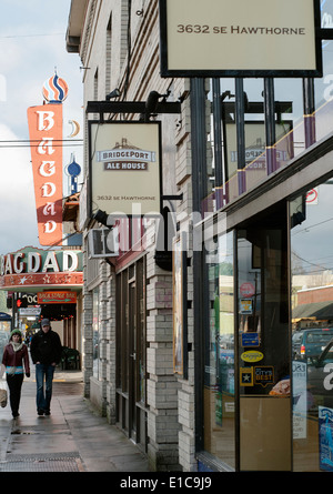 Un paio di piedi verso il basso Hawthorne Boulevard, Portland, Oregon. Foto Stock