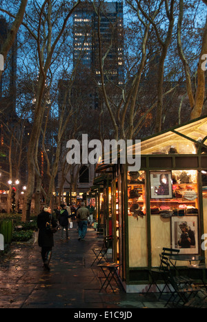 Una donna la navigazione presso i negozi presso il Bryant Park holiday Mercato, New York City. Foto Stock