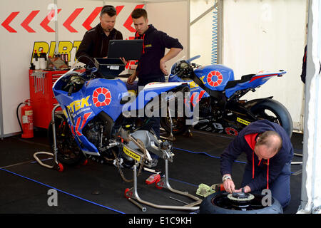 Douglas, Isola di Man Il 30 maggio 2014. Il giorno prima della gara inizia con la IOM TT. Il festival comprende una settimana di eventi qualificanti seguita da una settimana di corsa chiuso su strade pubbliche. Credito: Daisy Corlett/Alamy Live News Foto Stock