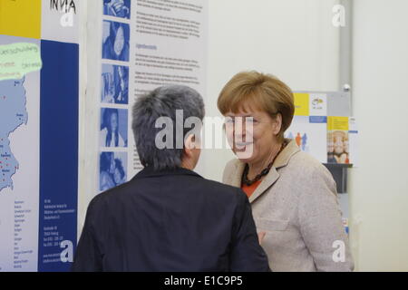 Regensburg, Germania. Il 30 maggio 2014. Il cancelliere tedesco Angela Merkel colloqui con membri della carità in Via alla Katholikentagsmeile (la Giornata dei cattolici di miglio). Il cancelliere tedesco Angela Merkel ha visitato la 99th Deutscher Katholikentag tedesco (Chiesa Cattolica Congresso) il giorno 2. Ha visitato lo stallo della carità cattolica in via, all'Katholikentagsmeile (la Giornata dei cattolici di miglio). Credito: Michael Debets/Alamy Live News Foto Stock