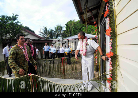 Stati Uniti Navy Capt. Andrew Cully, a destra il comandante della Pacific Partnership 2009, e il Primo Ministro delle Isole Salomone Derek Sik Foto Stock