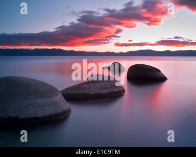 Tramonto al camino spiaggia. Lake Tahoe, Nevada Foto Stock