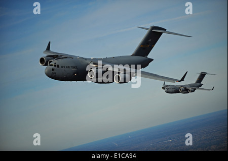 Stati Uniti Air Force C-17 Globemaster III aeromobile da Charleston Air Force Base, S.C., condurre una brigata strategica airdrop esercizio Foto Stock