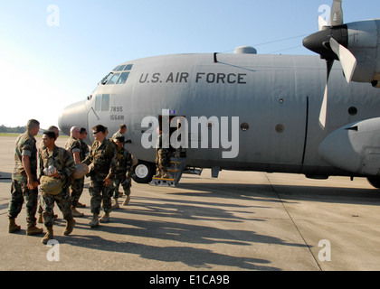 100505-N-1120L-009 (5 maggio 2010) GULFPORT, Miss. - Seabees assegnato alla Naval Mobile Battaglione di costruzione (NMCB) 7 sbarcherà Foto Stock