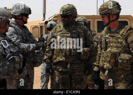 Stati Uniti Esercito Lt. Gen. Donald M. Campbell jr, destro e comando Sgt. Il Mag. Arthur L. Coleman Jr., centro rispettivamente il III Cor Foto Stock