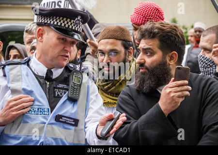 Londra, Regno Unito. 30th maggio 2014. Mohammed Abdul Ahad (centro) condannato alla corte di Old Bailey il 10th dicembre 2019 in base alla legge sul terrorismo per quattro accuse di diffusione di materiale terroristico. Visto qui durante una manifestazione radicale islamista nel maggio 2014 guidata da Anjem Choudary fuori dalla Moschea Centrale di Londra contro il recente arresto in Libano del compagno di clero radicale, Omar Bakri Muhammad, che è stato accusato di formare un gruppo militante per indebolire il governamentoGuy Corbishley/Alamy Live News Foto Stock