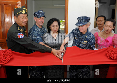 Da sinistra a destra, Cambogiano Maggiore Generale penna Ra, U.S. Navy Capt. Jim Morgan, Sihanouk provincia Vice Governatore Prack Chansok Foto Stock