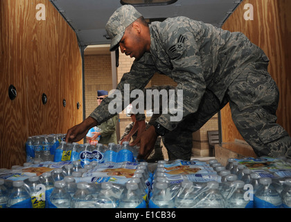 Stati Uniti Air Force Senior Airman Mitchell Chandler, un equipaggio di volo artigiano di apparecchiature con le operazioni 931st Squadr di supporto Foto Stock