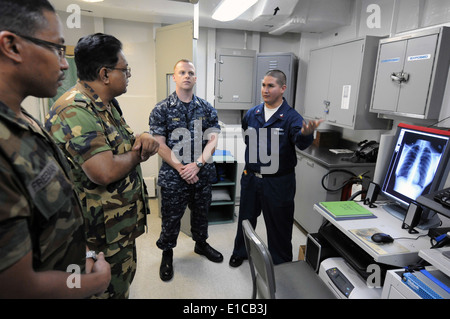 Stati Uniti Navy Hospital Corpsman 2a classe Rolando Peña, destra, spiega come medico di reparto marinai di produrre immagini digitali di pa Foto Stock