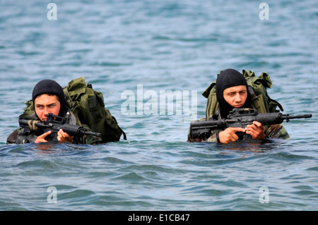 Stati Uniti I marinai iscritti nella base di demolizione subacquea/guarnizione (BUD/S) approccio corso riva durante un over-the-beach exerci Foto Stock