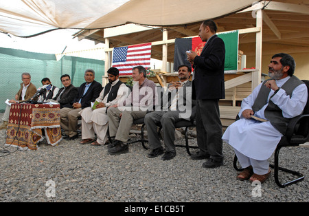 Stati Uniti Ambasciatore Karl W. Eikenberry, insieme con i funzionari afghani, tiene una conferenza stampa in avanti una base operativa Salerno, Af Foto Stock